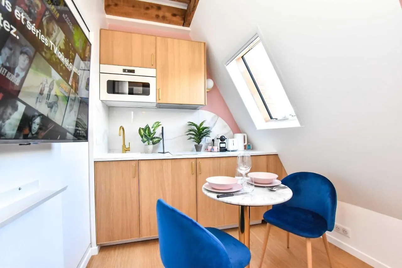 Newly Renovated Studio Under The Parisian Roofs - Arc De Triomphe Apartment  Paris