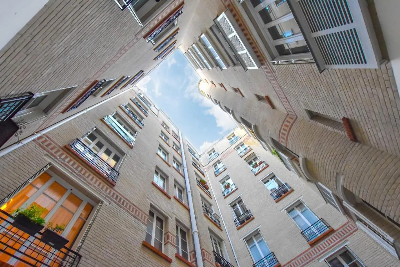 Newly Renovated Studio Under The Parisian Roofs - Arc De Triomphe Apartment