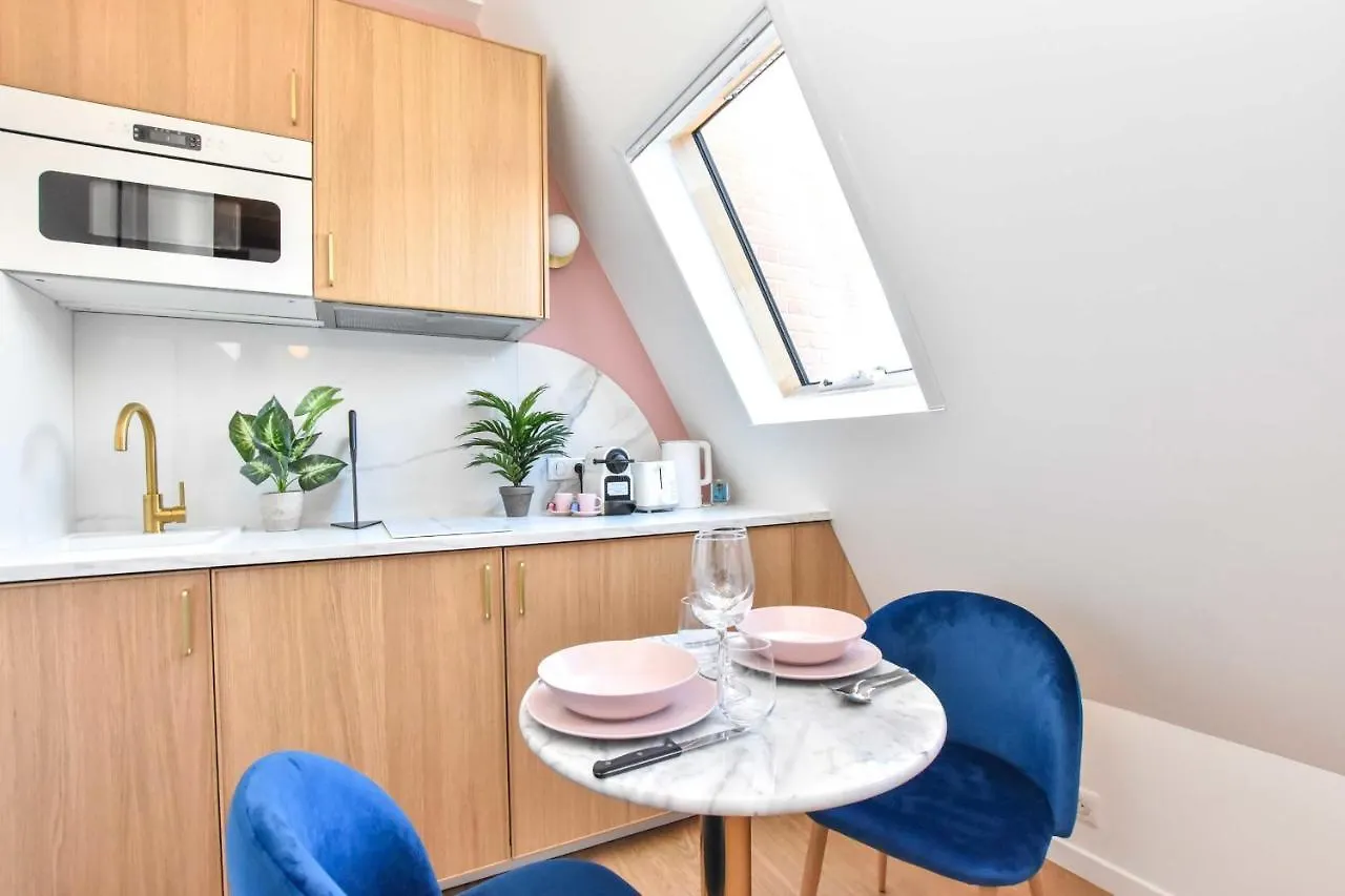 Newly Renovated Studio Under The Parisian Roofs - Arc De Triomphe Apartment
