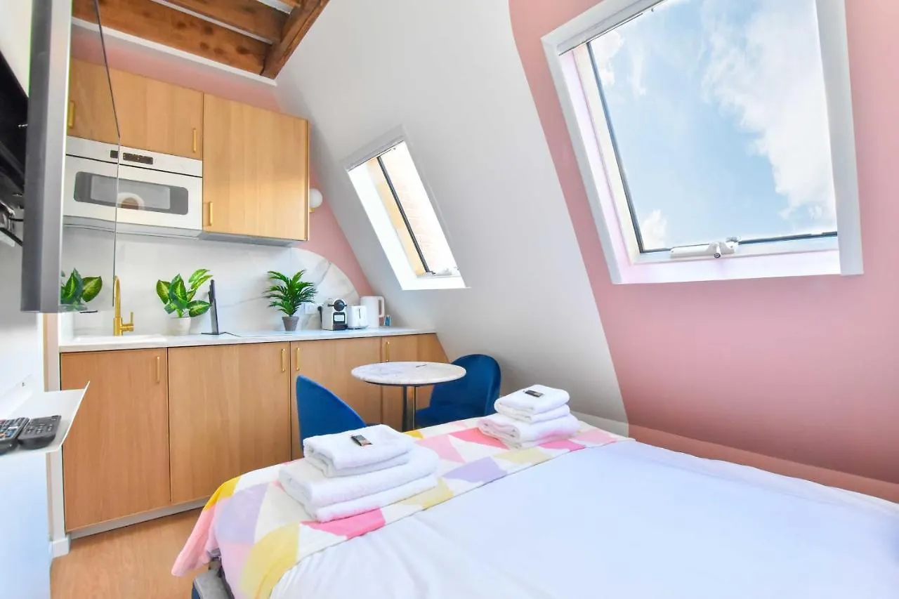 Newly Renovated Studio Under The Parisian Roofs - Arc De Triomphe Apartment