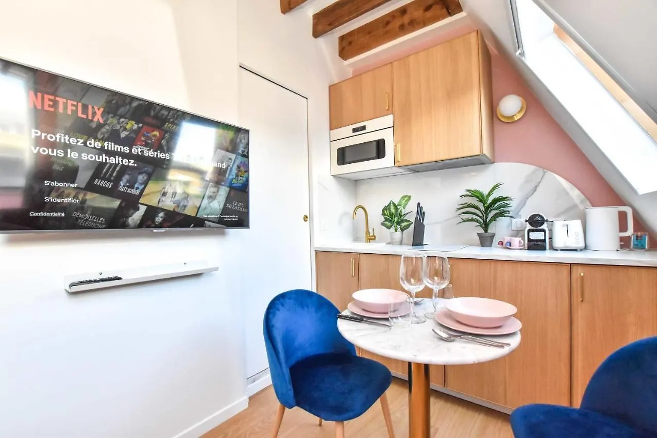 Newly Renovated Studio Under The Parisian Roofs - Arc De Triomphe Apartment 0*, Paris