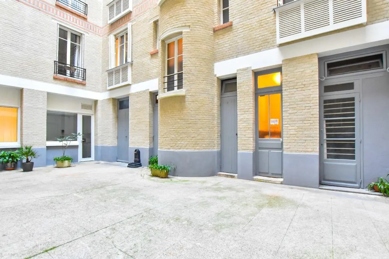 Newly Renovated Studio Under The Parisian Roofs - Arc De Triomphe Apartment 0*, Paris France